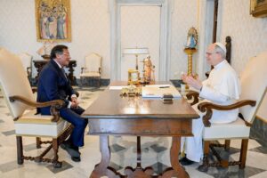 Gustavo Petro invitó al Papa León XIV a Colombia y propuso que el Vaticano sea sede de un eventual acercamiento con el ELN.