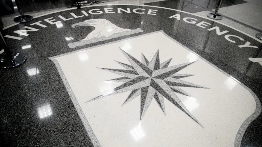 Tiroteo frente a sede de la CIA; guardia hiere a mujer