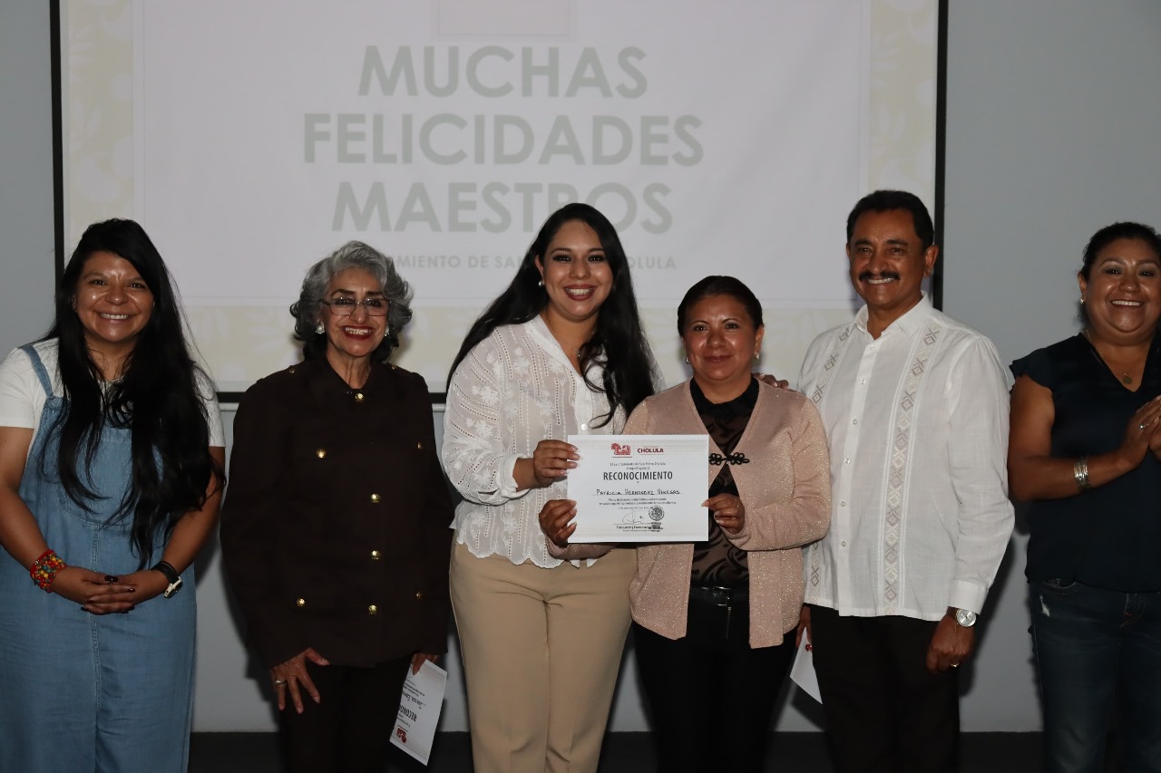 onantzin Fernández celebra a docentes comunitarios en Cholula