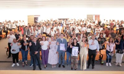 San Andrés Cholula, Puebla, 22 de mayo de 2025.– Con la finalidad de fortalecer entornos escolares libres de violencia para niñas y mujeres, la presidenta municipal Lupita Cuautle Torres encabezó el cierre de la séptima intervención del Modelo Integral para Prevenir y Atender el Acoso y Hostigamiento Sexual en el Ámbito Educativo, que se llevó a cabo en el turno vespertino del Centro Escolar “Dr. Alfredo Toxqui Fernández de Lara”. Durante el acto, Cuautle destacó que su gobierno está firmemente comprometido con la atención de casos de acoso y hostigamiento sexual en instituciones educativas. Por ello, instruyó a la Secretaría para la Igualdad Sustantiva de Género a mantener un vínculo constante con las escuelas, especialmente con los bachilleratos, para poner en marcha acciones preventivas y de atención inmediata. “La efectividad de estos protocolos radica en el trabajo conjunto entre las autoridades escolares y municipales, para brindar protección, orientación y apoyo a niñas, niños y jóvenes, y recordarles que no están solos ni deben permanecer en silencio”, expresó la alcaldesa. Como parte de la clausura, el alumnado presentó los materiales generados durante los talleres, incluyendo el “Tendedero contra el Acoso y Hostigamiento Sexual” y afiches con el mensaje “Cero Tolerancia al Acoso”. Asimismo, se instaló el “Buzón Violeta”, una herramienta que permitirá a la comunidad educativa denunciar situaciones de acoso de forma segura y confidencial, informó Hilda Campos Coyotl, titular de la Secretaría para la Igualdad Sustantiva. El Gobierno Municipal de San Andrés Cholula reafirma su compromiso de implementar políticas públicas que fomenten la igualdad de género y eliminen cualquier forma de violencia dentro y fuera de los espacios escolares.