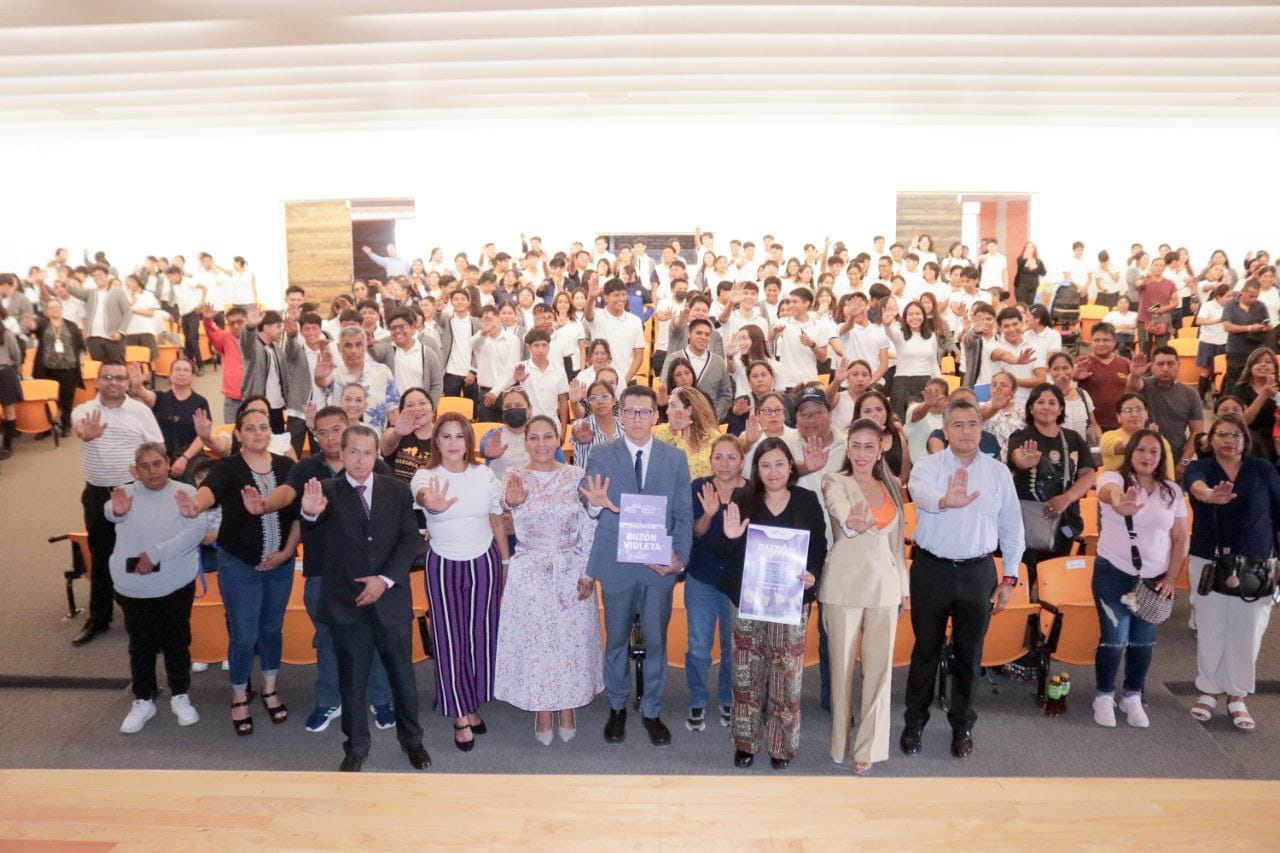 San Andrés Cholula, Puebla, 22 de mayo de 2025.– Con la finalidad de fortalecer entornos escolares libres de violencia para niñas y mujeres, la presidenta municipal Lupita Cuautle Torres encabezó el cierre de la séptima intervención del Modelo Integral para Prevenir y Atender el Acoso y Hostigamiento Sexual en el Ámbito Educativo, que se llevó a cabo en el turno vespertino del Centro Escolar “Dr. Alfredo Toxqui Fernández de Lara”. Durante el acto, Cuautle destacó que su gobierno está firmemente comprometido con la atención de casos de acoso y hostigamiento sexual en instituciones educativas. Por ello, instruyó a la Secretaría para la Igualdad Sustantiva de Género a mantener un vínculo constante con las escuelas, especialmente con los bachilleratos, para poner en marcha acciones preventivas y de atención inmediata. “La efectividad de estos protocolos radica en el trabajo conjunto entre las autoridades escolares y municipales, para brindar protección, orientación y apoyo a niñas, niños y jóvenes, y recordarles que no están solos ni deben permanecer en silencio”, expresó la alcaldesa. Como parte de la clausura, el alumnado presentó los materiales generados durante los talleres, incluyendo el “Tendedero contra el Acoso y Hostigamiento Sexual” y afiches con el mensaje “Cero Tolerancia al Acoso”. Asimismo, se instaló el “Buzón Violeta”, una herramienta que permitirá a la comunidad educativa denunciar situaciones de acoso de forma segura y confidencial, informó Hilda Campos Coyotl, titular de la Secretaría para la Igualdad Sustantiva. El Gobierno Municipal de San Andrés Cholula reafirma su compromiso de implementar políticas públicas que fomenten la igualdad de género y eliminen cualquier forma de violencia dentro y fuera de los espacios escolares.