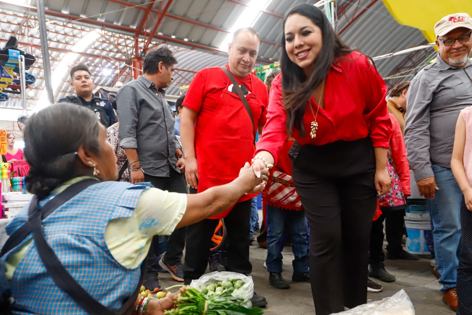 La alcaldesa de San Pedro Cholula escucha a comerciantes y reafirma su compromiso con el fortalecimiento del comercio tradicional.
