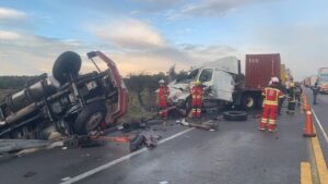 Un tortón que transportaba plátanos rebasó y chocó de frente con un tráiler. El conductor murió prensado en la cabina.