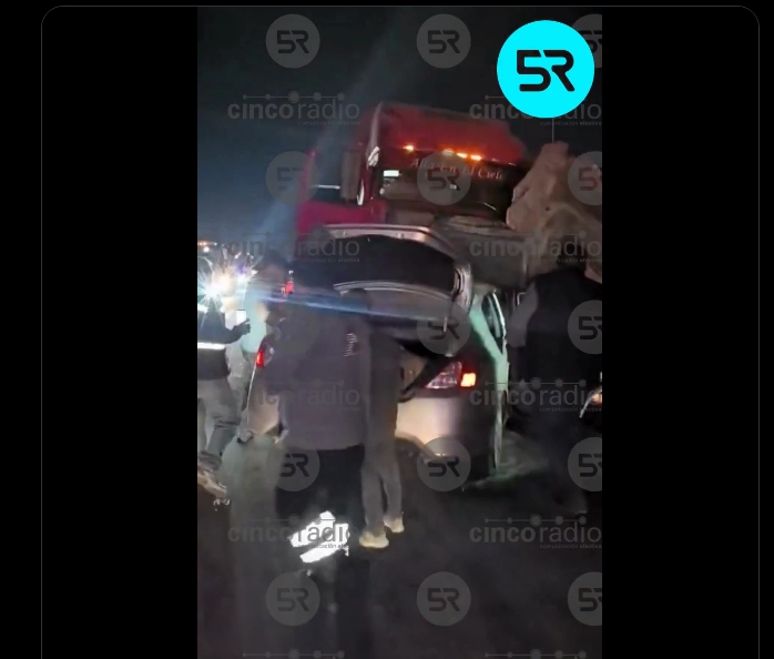 Aparatoso choque en la carretera Amozoc–Acajete; hay prensados