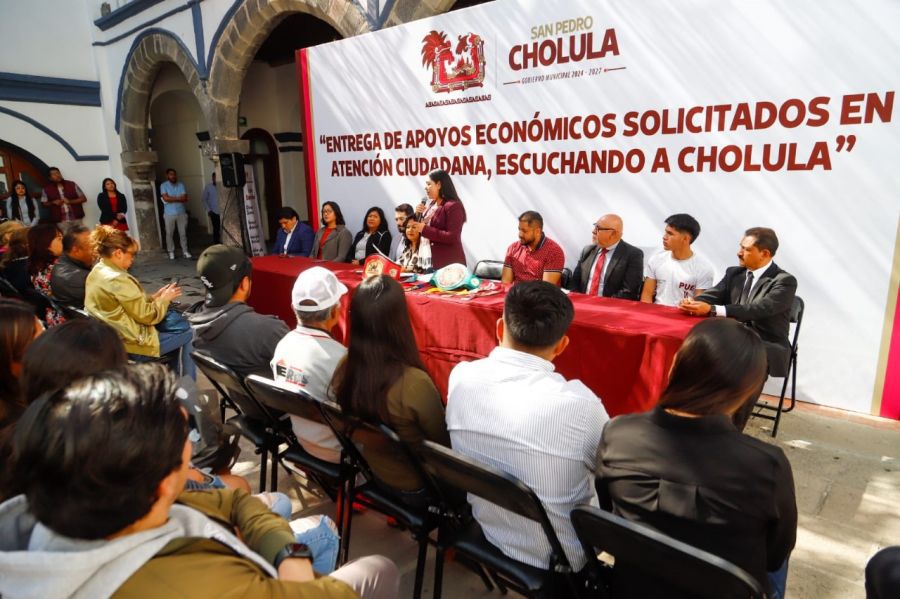 Gobierno de Cholula entrega apoyos directos a ciudadanos