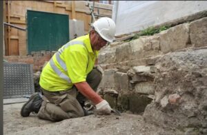 Hallan más de 300 esqueletos bajo antiguo centro comercial en Gloucester