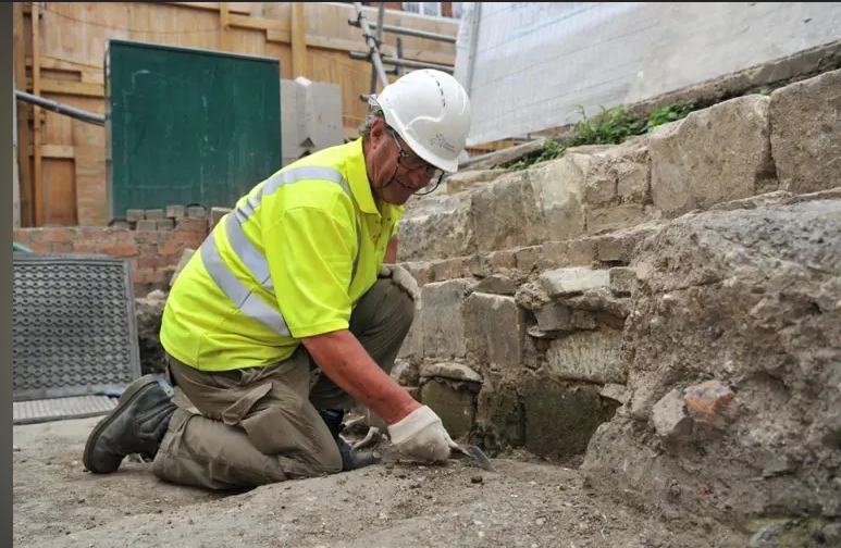 Hallan más de 300 esqueletos bajo antiguo centro comercial en Gloucester