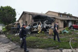 Avioneta se estrella en barrio de San Diego; hay incendios