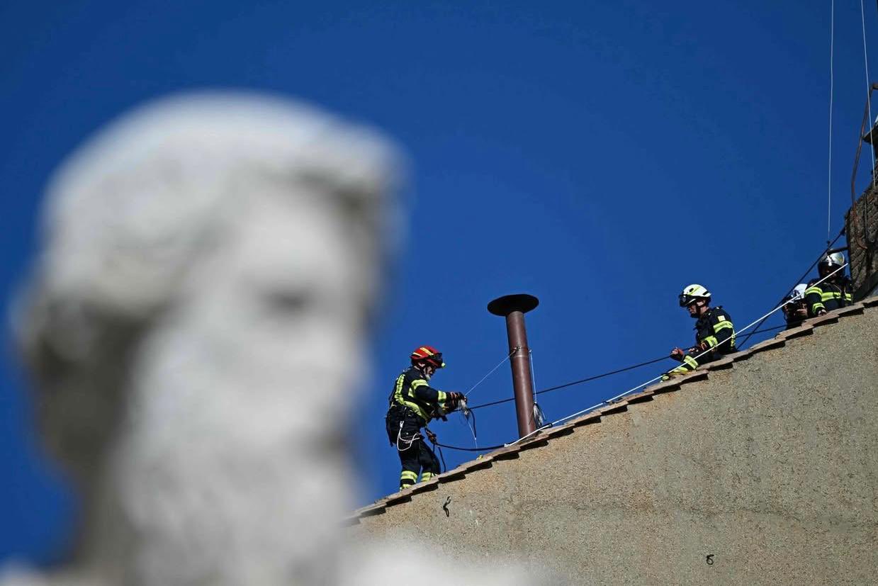 La tradicional chimenea en la Capilla Sixtina fue colocada este 2 de mayo; será clave para anunciar si hay o no nuevo Papa.