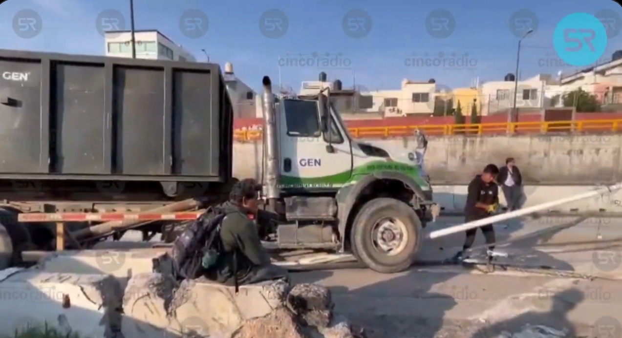 Camión de basura choca en Periférico; caos vial hacia 11 Sur