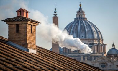La chimenea de la Capilla Sixtina se prepara para el cónclave