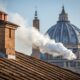 La chimenea de la Capilla Sixtina se prepara para el cónclave