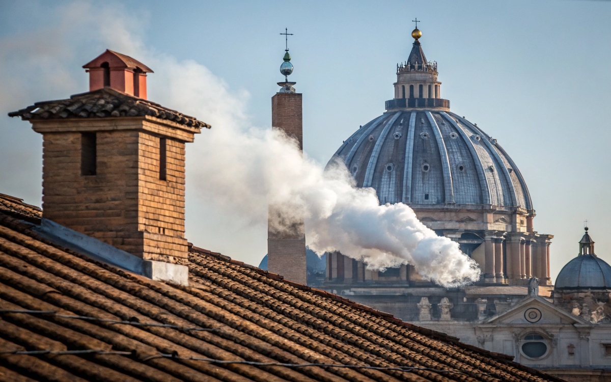 La chimenea de la Capilla Sixtina se prepara para el cónclave