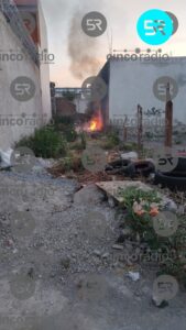 Incendio en baldío de la 52 Pte; quemaban llantas