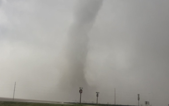 Tornado devasta la ciudad de Grinnell, Kansas, sin dejar víctimas