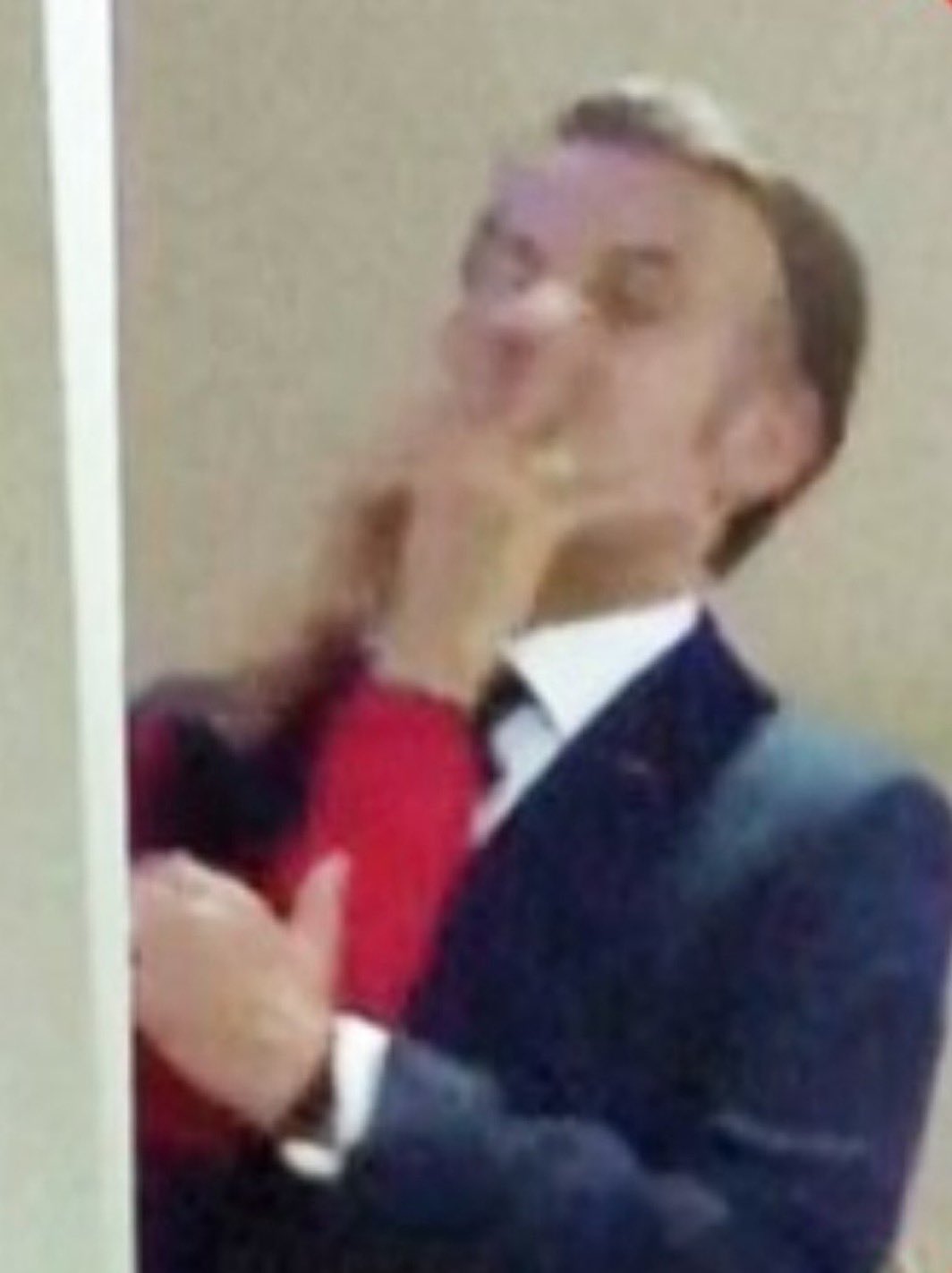 Brigitte Macron da manotazo a Emmanuel Macron en Vietnam