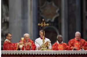 Inicia el cónclave 2025: 133 cardenales votarán para elegir al nuevo papa tras la muerte de Francisco, buscando guiar a la Iglesia en tiempos complejos.REUTERS/Murad Sezer