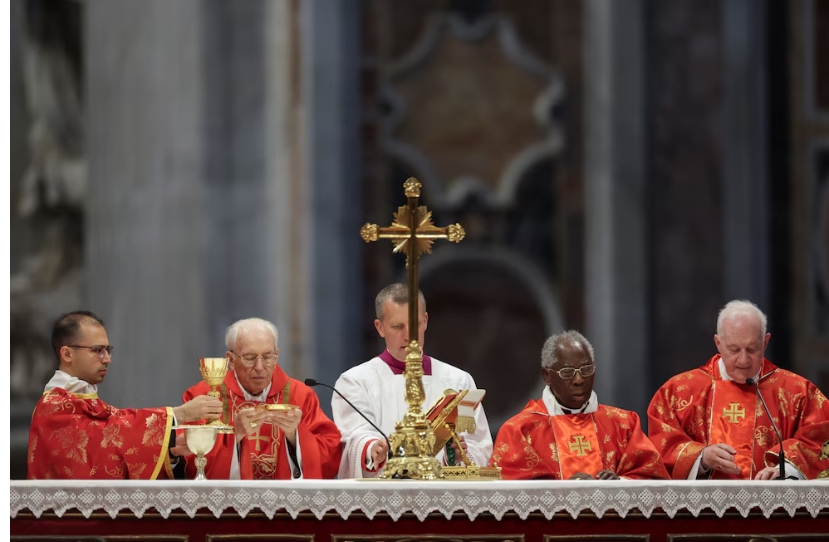 Inicia el cónclave 2025: 133 cardenales votarán para elegir al nuevo papa tras la muerte de Francisco, buscando guiar a la Iglesia en tiempos complejos. REUTERS/Murad Sezer
