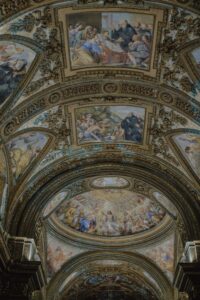 Los cardenales eligen al sucesor del papa Francisco bajo la imponente obra del Juicio Final en la Capilla Sixtina, símbolo de fe y responsabilidad.