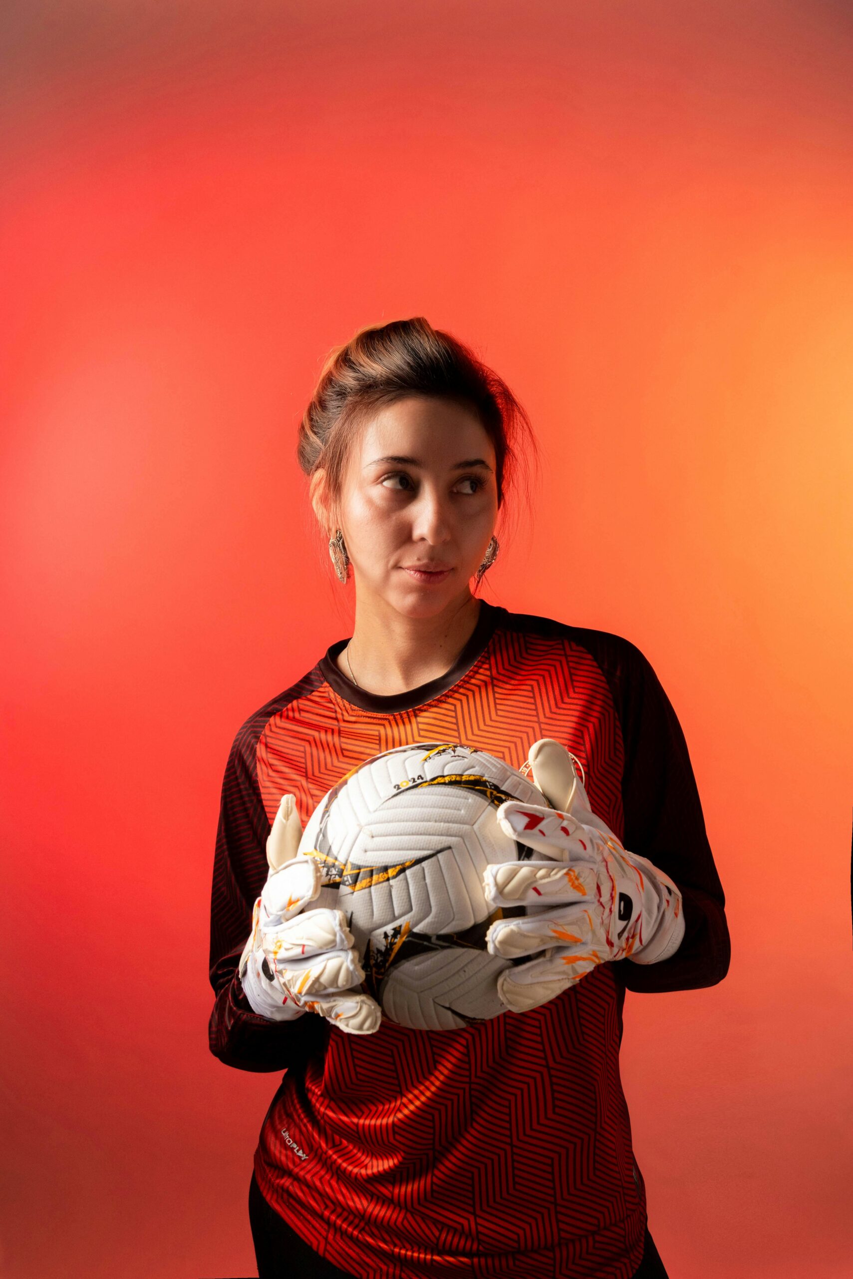 Tras un fallo judicial, la Asociación Inglesa de Fútbol limita la participación en ligas femeniles al sexo biológico de nacimiento.