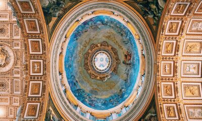 En la Capilla Sixtina, los cardenales discernirán al sucesor del papa Francisco ante el Cristo pintado por Miguel Ángel.