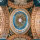 En la Capilla Sixtina, los cardenales discernirán al sucesor del papa Francisco ante el Cristo pintado por Miguel Ángel.