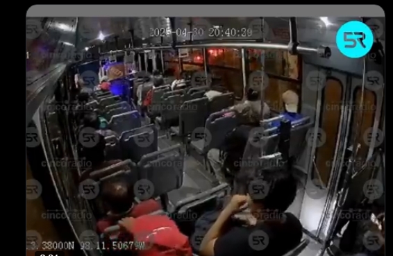 Asaltan unidad de transporte público en la 32 Poniente