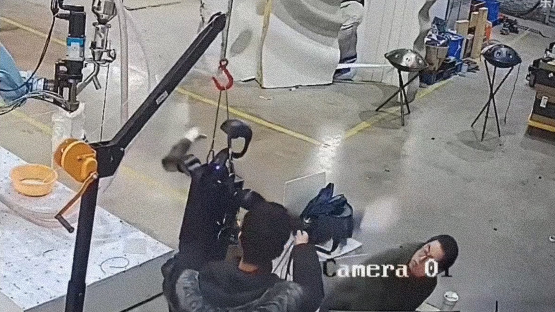 Robot humanoide en China se descontrola y ataca a operarios