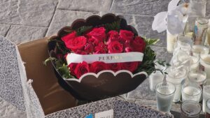 Rosas con mensaje de “Perdón” llegan al negocio de Valeria