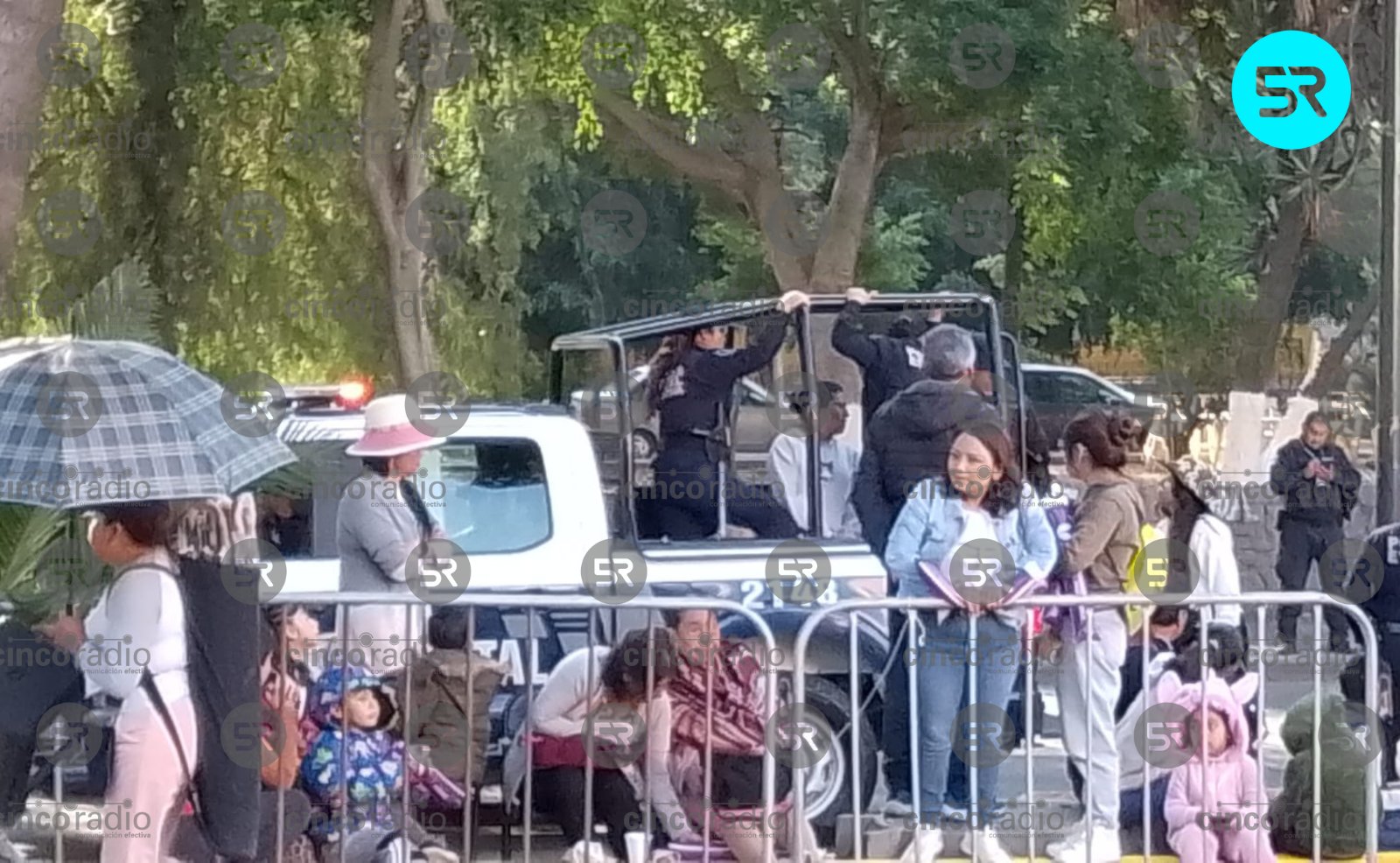 Detienen a mujer tras conflicto por sillas en desfile del 5 de mayo
