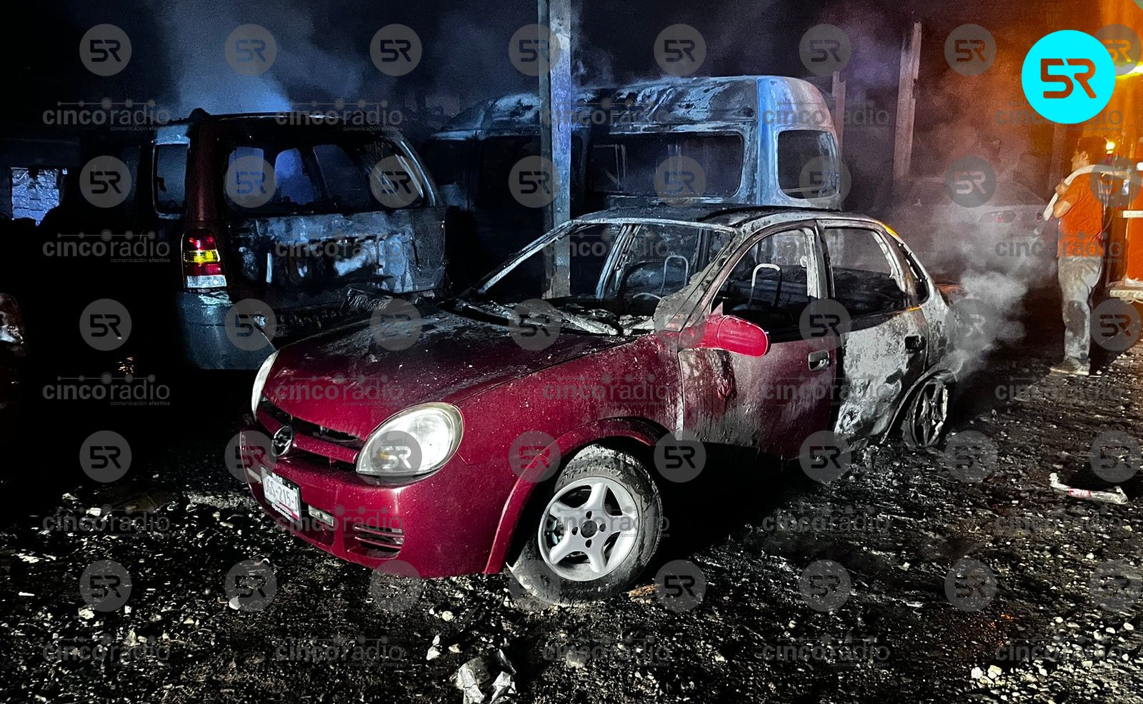 Incendio en taller mecánico de Teziutlán daña 5 vehículos