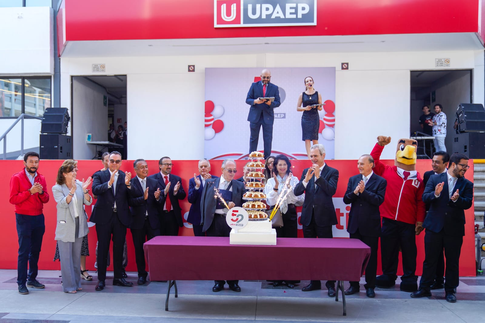 UPAEP festeja 52 años con ceremonia religiosa, pastel y actividades