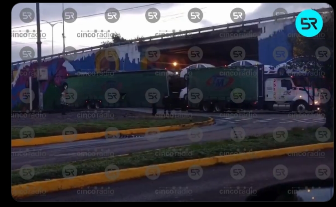 Nodriza se atora abajo del puente de San Felipe