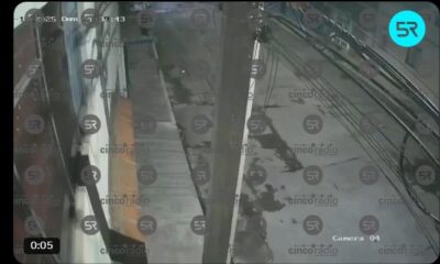 Fuerte accidente entre moto y auto en la 74 Poniente