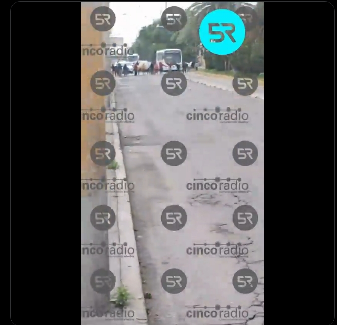Vecinos bloquean Diagonal por mal estado de calles