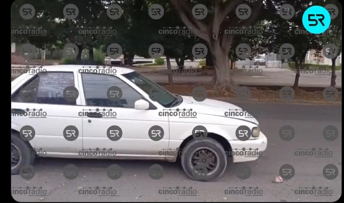 Abandonan Tsuru blanco robado en Avenida Mártires 2 de Octubre
