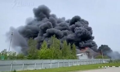 Más de 50 bomberos combaten el fuego en hangares con químicos en Yánino; no se reportan víctimas.