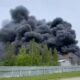 Más de 50 bomberos combaten el fuego en hangares con químicos en Yánino; no se reportan víctimas.