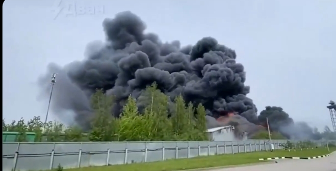Más de 50 bomberos combaten el fuego en hangares con químicos en Yánino; no se reportan víctimas.