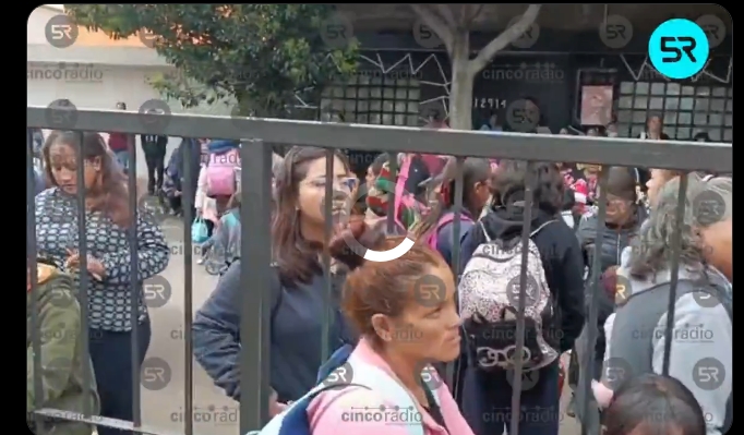 Madres y padres de la escuela Josefa Ortiz de Domínguez se reunieron con autoridades educativas para abordar las denuncias presentadas.