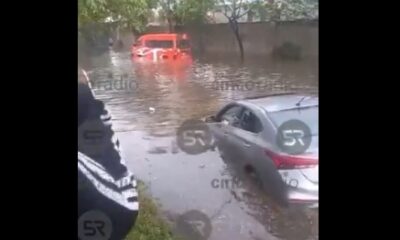 Vehículo varado en Forjadores tras intensa lluvia en Zavaleta