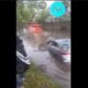 Vehículo varado en Forjadores tras intensa lluvia en Zavaleta