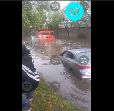 Vehículo varado en Forjadores tras intensa lluvia en Zavaleta
