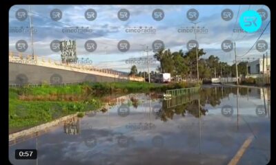 Inundación bloquea paso en Puente Los Ángeles, en San Francisco Ocotlán