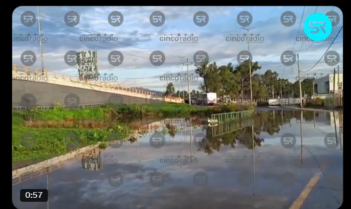 Inundación bloquea paso en Puente Los Ángeles, en San Francisco Ocotlán