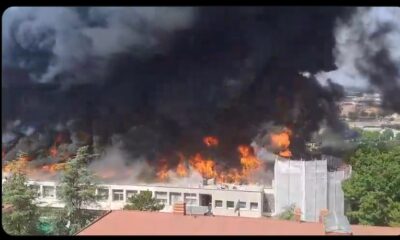 Fuerte incendio en la Universidad de Tuscia en Italia provoca evacuación masiva y colapso parcial de edificio. Autoridades investigan las causas.