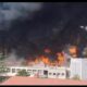 Fuerte incendio en la Universidad de Tuscia en Italia provoca evacuación masiva y colapso parcial de edificio. Autoridades investigan las causas.