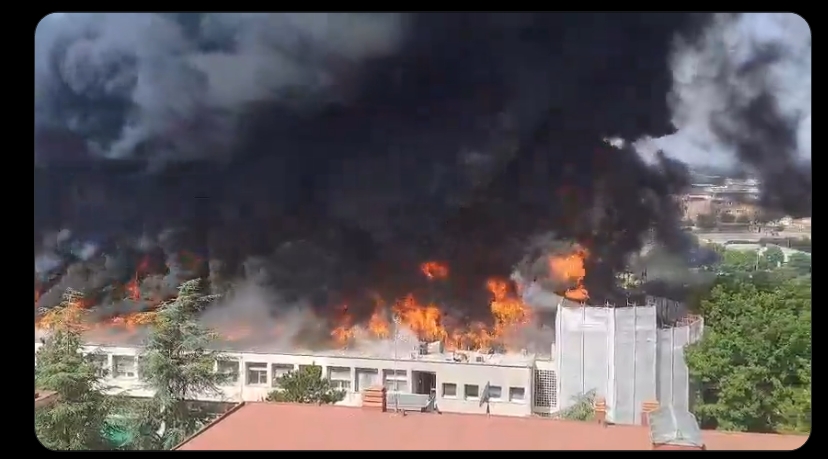 Fuerte incendio en la Universidad de Tuscia en Italia provoca evacuación masiva y colapso parcial de edificio. Autoridades investigan las causas.