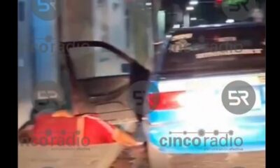 En Tehuacán, un taxista fue grabado dormido afuera de su unidad, presuntamente ebrio. Ocurrió en la calle 4 Poniente; el video se viralizó.