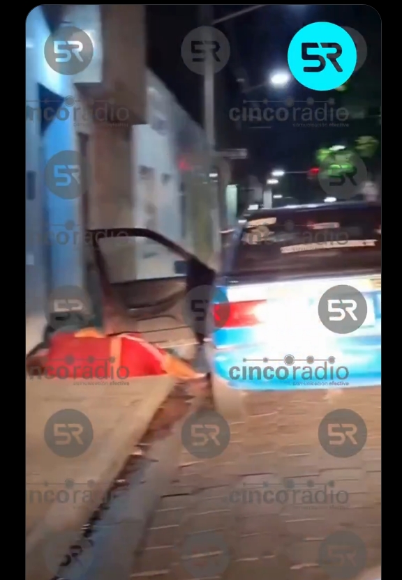 En Tehuacán, un taxista fue grabado dormido afuera de su unidad, presuntamente ebrio. Ocurrió en la calle 4 Poniente; el video se viralizó.